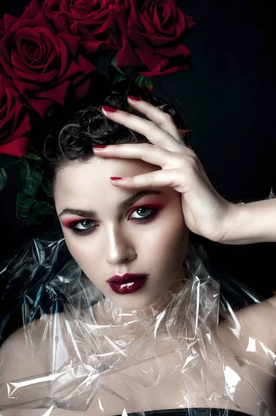 Schoonheid Fashion Model vrouw gezicht. Portret met Red Rose bloemen. Rode lippen en nagels. Mooie Brunette vrouw met luxe make-up, perfecte huid. Valentine. — Stockfoto