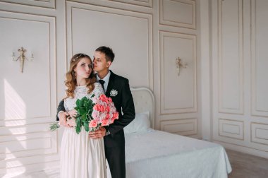 iç şirin düğün birkaç klasik beyaz stüdyo dekore edilmiştir. Hey öp ve, birbirine bakarak elele sarılmak