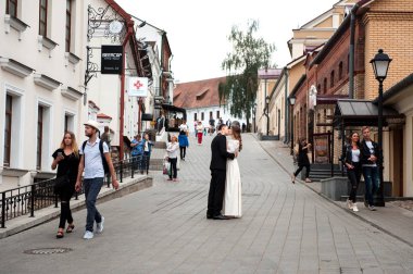 iki muhteşem mutlu düğün yürüyor ve Minsk, Beyaz Rusya'nın eski şehirde öpüşme