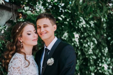 mutlu gelin ve Damat Düğün günü üzerinde bir park