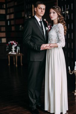 iç şirin düğün birkaç tek kişilik bir oda dekore edilmiştir. Hey öp ve birbirlerine sarılmak