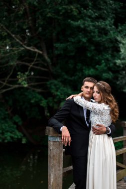 mutlu gelin ve Damat Düğün günü üzerinde bir park