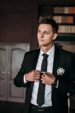 İlik tutan takım elbiseli damat