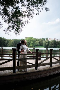 mutlu gelin ve Damat Düğün günü üzerinde bir park