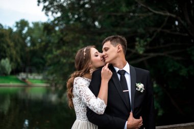 mutlu gelin ve Damat Düğün günü üzerinde bir park