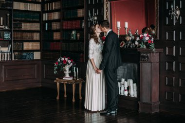 iç şirin düğün birkaç tek kişilik bir oda dekore edilmiştir. Hey öp ve birbirlerine sarılmak