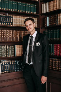 İlik tutan takım elbiseli damat