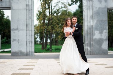 mutlu gelin ve Damat Düğün günü üzerinde bir park