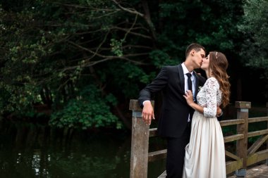 mutlu gelin ve Damat Düğün günü üzerinde bir park