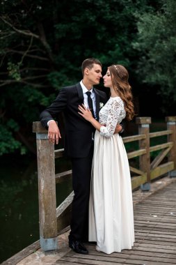 mutlu gelin ve Damat Düğün günü üzerinde bir park