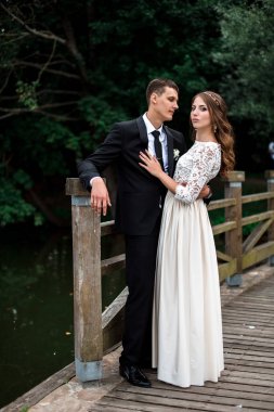 mutlu gelin ve Damat Düğün günü üzerinde bir park