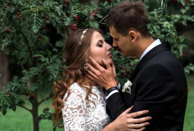 mutlu gelin ve Damat Düğün günü üzerinde bir park