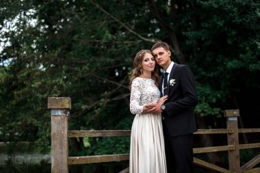 mutlu gelin ve Damat Düğün günü üzerinde bir park