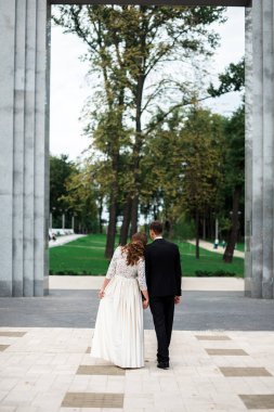 mutlu gelin ve Damat Düğün günü üzerinde bir park
