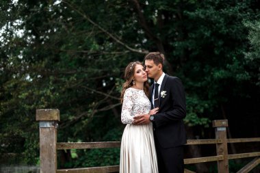 mutlu gelin ve Damat Düğün günü üzerinde bir park