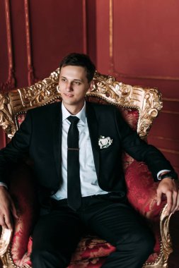 İlik tutan takım elbiseli damat