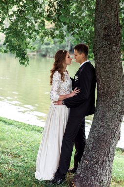 mutlu gelin ve Damat Düğün günü üzerinde bir park