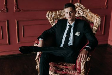 İlik tutan takım elbiseli damat