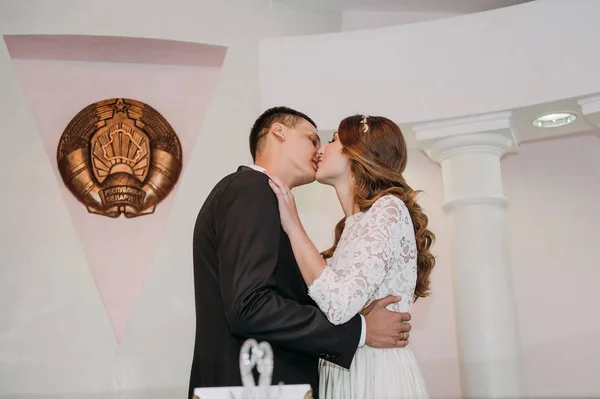 Красива наречена і красивий наречений під час реєстрації весілля — стокове фото