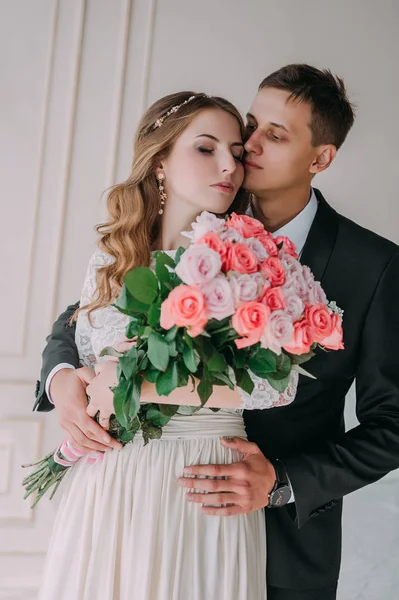 iç şirin düğün birkaç klasik beyaz stüdyo dekore edilmiştir. Hey öp ve, birbirine bakarak elele sarılmak