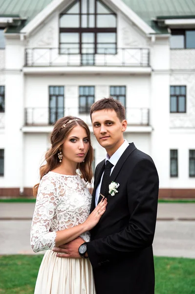 Великолепная счастливая свадебная пара гуляющая и целующаяся в старом городе Минске, Беларусь — стоковое фото