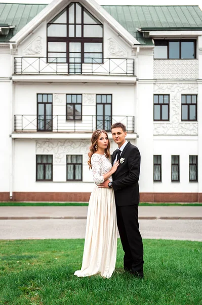 iki muhteşem mutlu düğün yürüyor ve Minsk, Beyaz Rusya'nın eski şehirde öpüşme