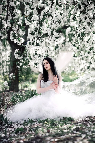 İnci çiçekli bahçesinde genç esmer kadın portresi — Stok fotoğraf