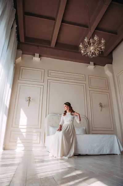 Foto de estudio de moda de la novia elegante hermosa con pelo oscuro en vestido de novia de lujo con diadema — Foto de Stock