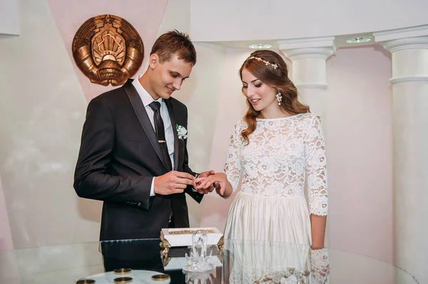 Uma noiva bonita e belo noivo durante o registro do casamento — Fotografia de Stock