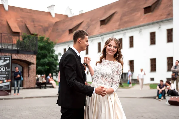 Gorgeous happy wedding couple walking and kissing in the old city of Minsk, Belarus — Stock Photo, Image