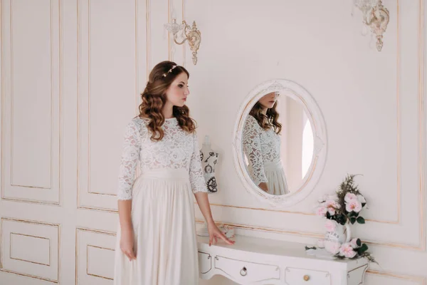 Fashion studio photo of beautiful elegant bride with dark hair in luxurious wedding dress with headband — Stock Photo, Image