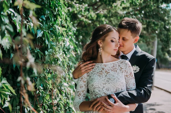 Noiva feliz e noivo em um parque em seu dia do casamento — Fotografia de Stock