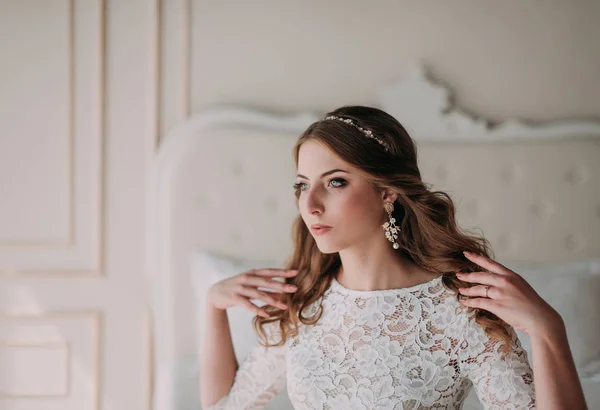 Foto estúdio de moda de bela noiva elegante com cabelo escuro em vestido de casamento luxuoso com headband — Fotografia de Stock