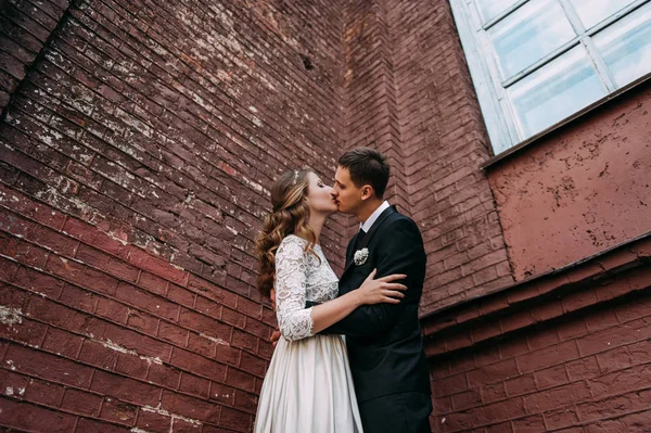 Iki muhteşem mutlu düğün yürüyor ve Minsk, Beyaz Rusya'nın eski şehirde öpüşme — Stok fotoğraf