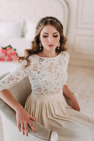 kafa bandı ile lüks gelinlik siyah saçlı güzel zarif gelin moda stüdyo fotoğrafı