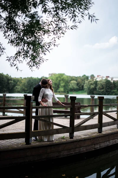 mutlu gelin ve Damat Düğün günü üzerinde bir park