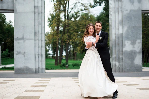 mutlu gelin ve Damat Düğün günü üzerinde bir park