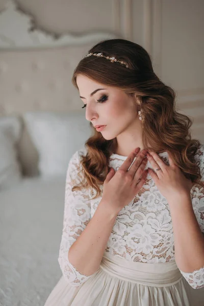 Foto estúdio de moda de bela noiva elegante com cabelo escuro em vestido de casamento luxuoso com headband — Fotografia de Stock