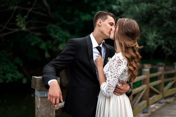 mutlu gelin ve Damat Düğün günü üzerinde bir park