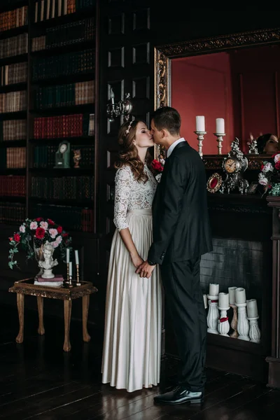 iç şirin düğün birkaç tek kişilik bir oda dekore edilmiştir. Hey öp ve birbirlerine sarılmak