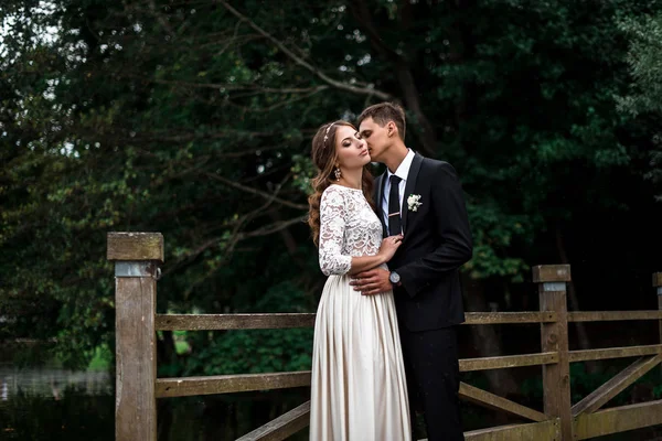 mutlu gelin ve Damat Düğün günü üzerinde bir park