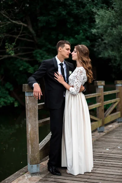 mutlu gelin ve Damat Düğün günü üzerinde bir park