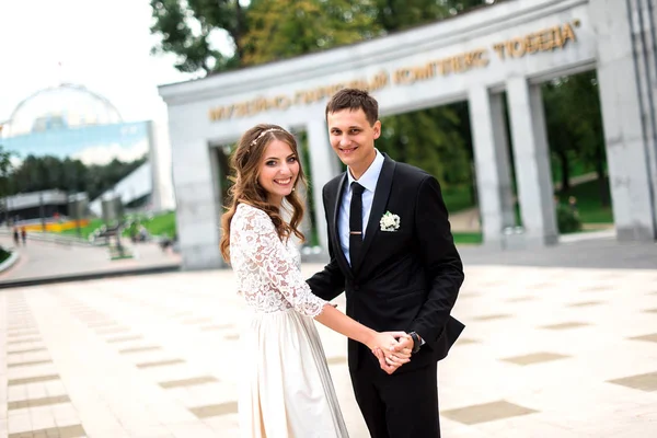 Mutlu gelin ve Damat Düğün günü üzerinde bir park — Stok fotoğraf