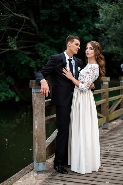 mutlu gelin ve Damat Düğün günü üzerinde bir park