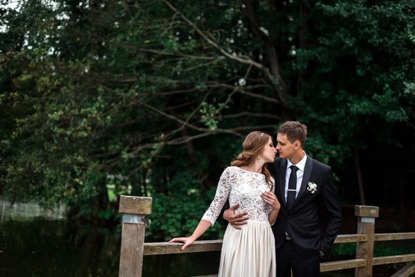 Noiva feliz e noivo em um parque em seu dia do casamento — Fotografia de Stock