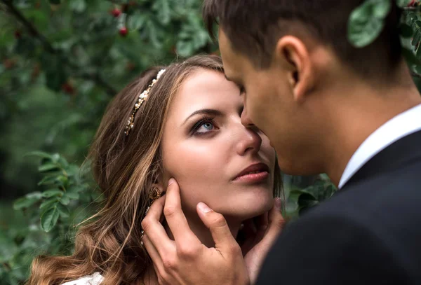 Novia y novio felices en un parque el día de su boda — Foto de Stock