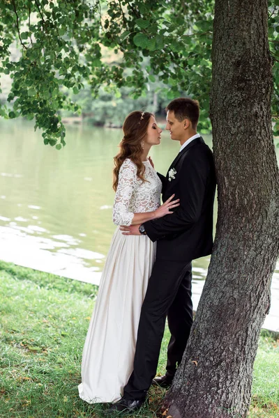 mutlu gelin ve Damat Düğün günü üzerinde bir park