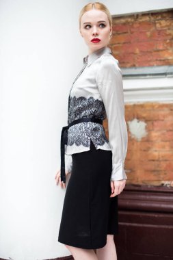 Resmi kıyafetler giyen genç ve güzel iş kadın