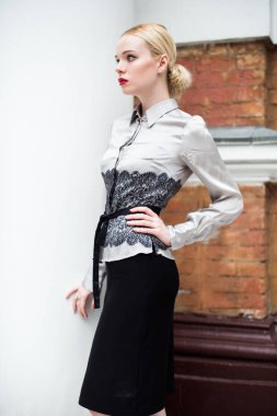 Resmi kıyafetler giyen genç ve güzel iş kadın