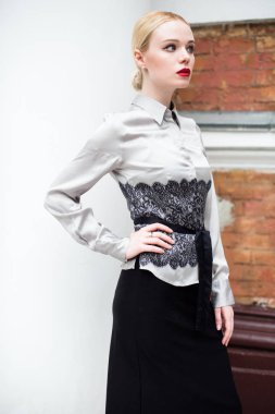 Resmi kıyafetler giyen genç ve güzel iş kadın